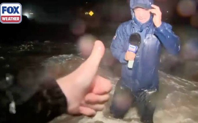 Qasırğadan reportaj hazırlayan müxbiri və operatoru dalğalar "uddu" (VİDEO)